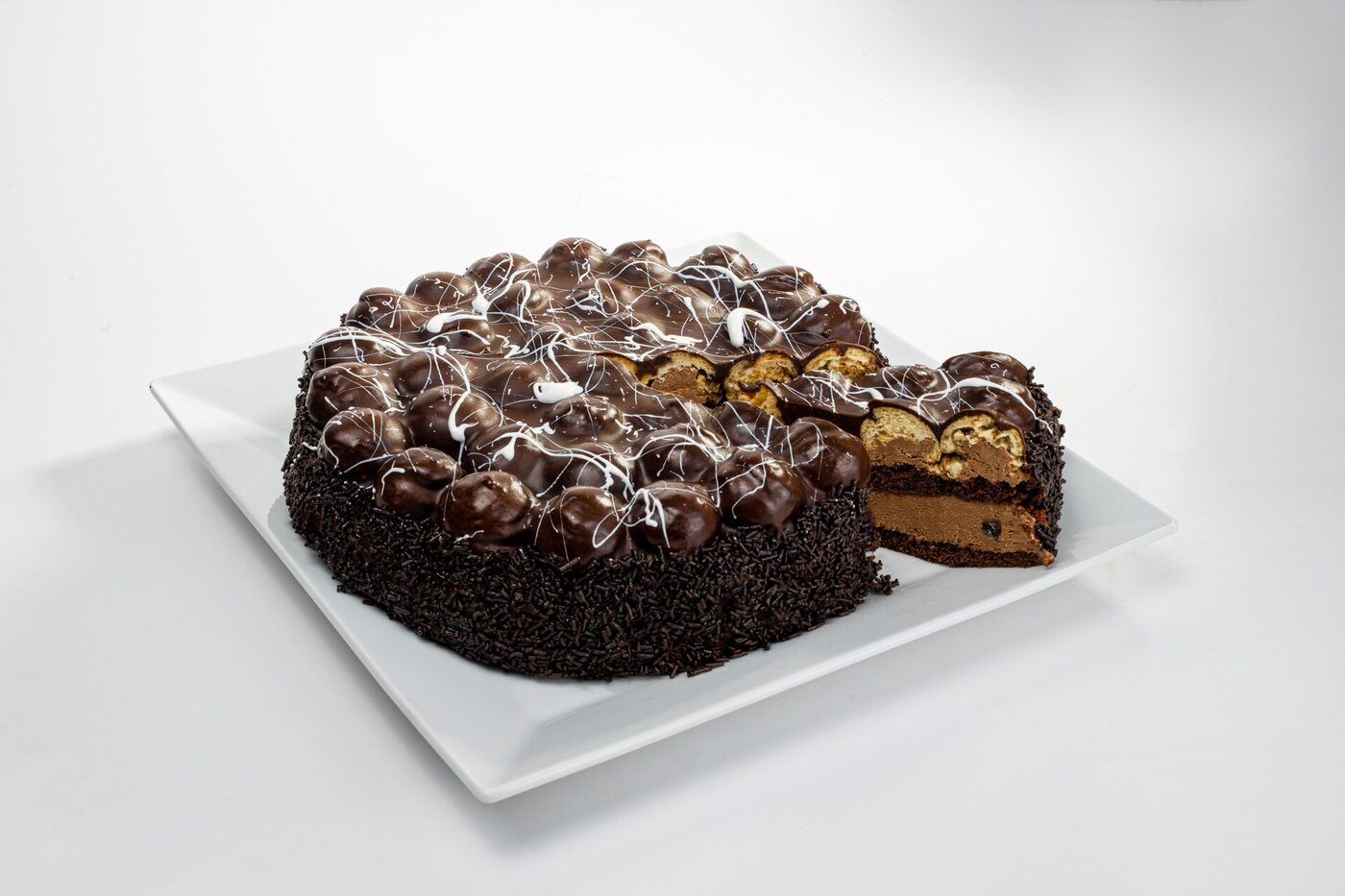 Profiterollü Çikolatalı Pasta